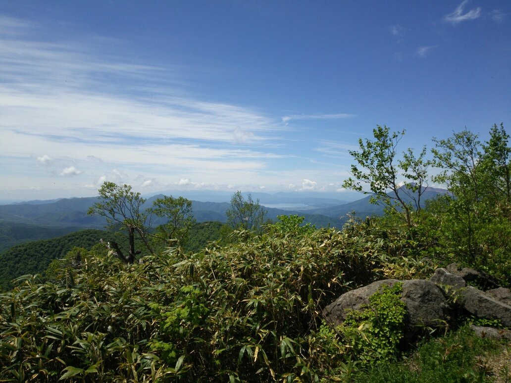 遠くへ見える猪苗代湖