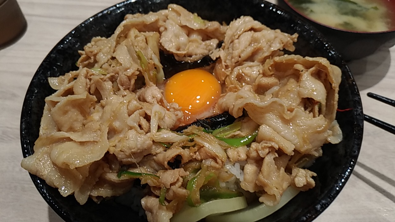 気になっていた「伝説のすた丼屋」という店で腹を満たす