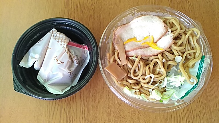 開封した冷やし焼豚つけ麺