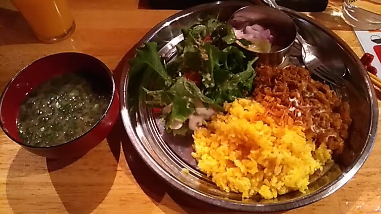 静かな店内の人気店で食べる食事