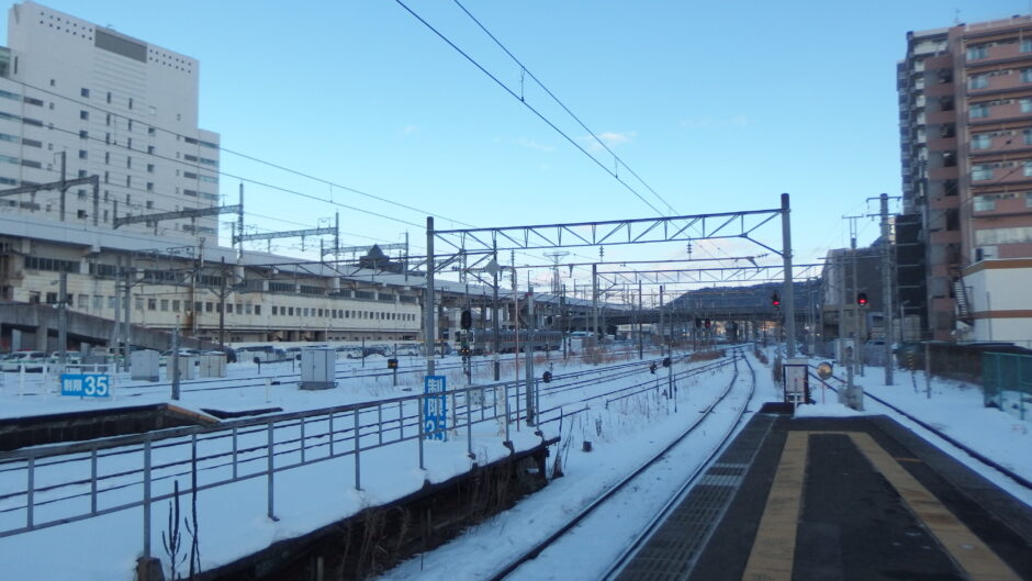 旅行中駅のホーム