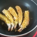 フライパンでエビフライを調理