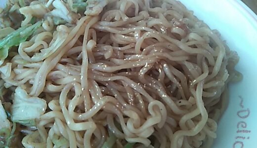 ペヤングが限定販売した金粉入り焼きそば