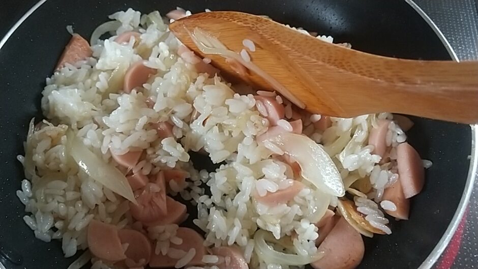 加熱しながらご飯と具を混ぜる