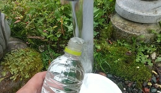 山から汲んできた自然水でコーヒーを飲む