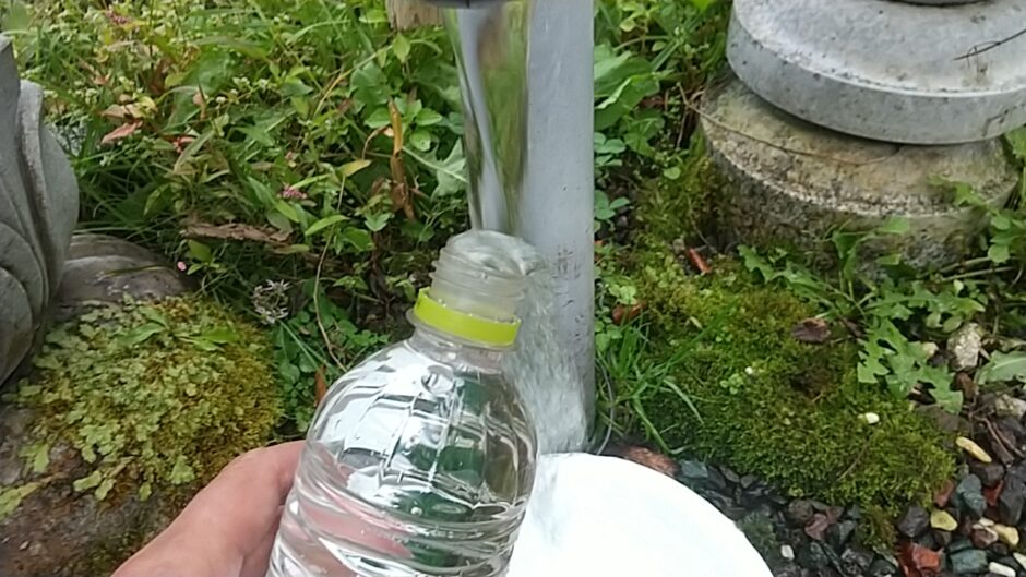 地下水をペットボトルに入れる