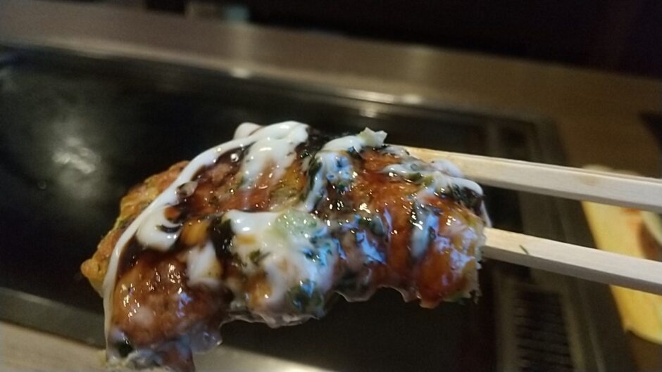 箸でつまむお好み焼き