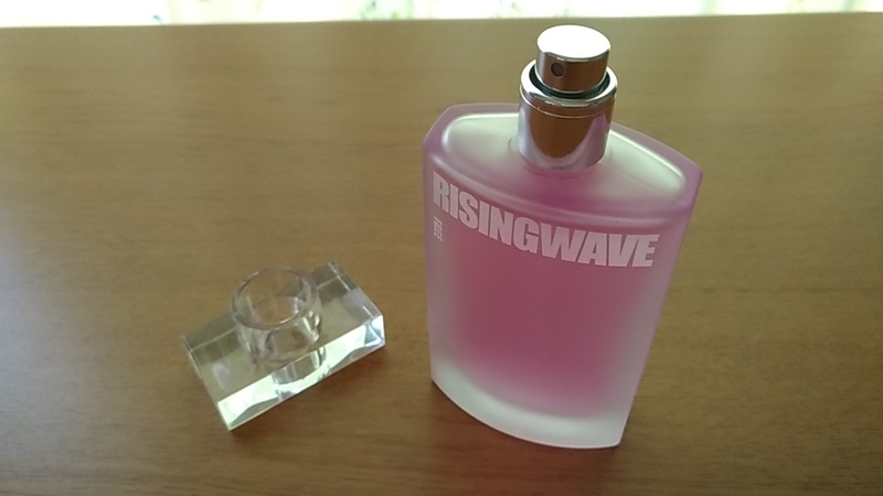 キャップを横に置いたRISINGWAVE
