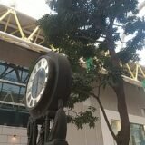 医療系ビルの前にある支倉時計