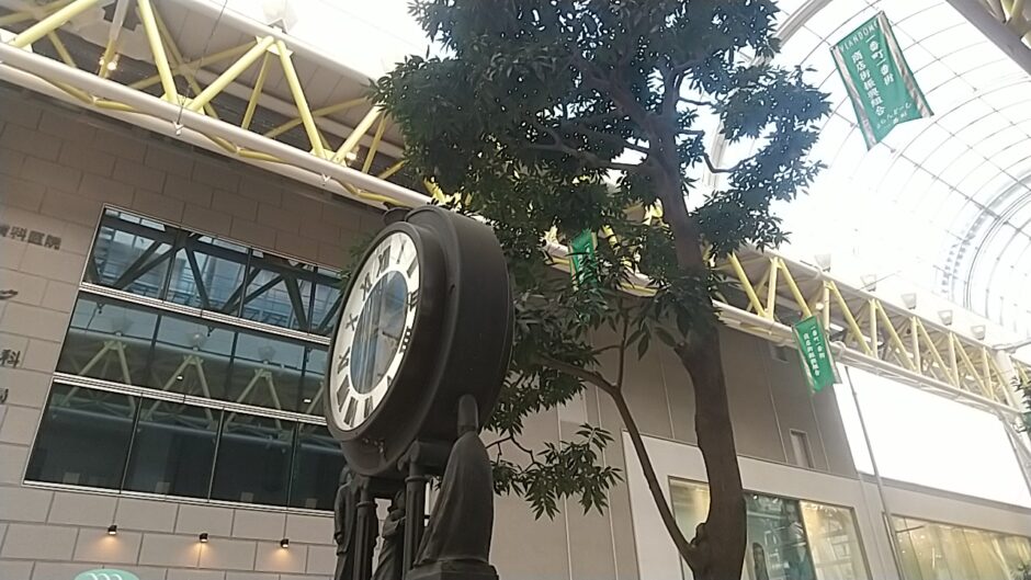 医療系ビルの前にある支倉時計